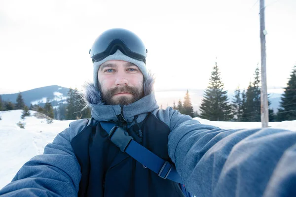 Inverno Esporte Conceito Pessoas Freerider Snowboarder Encosta Íngreme Pico Montanha — Fotografia de Stock