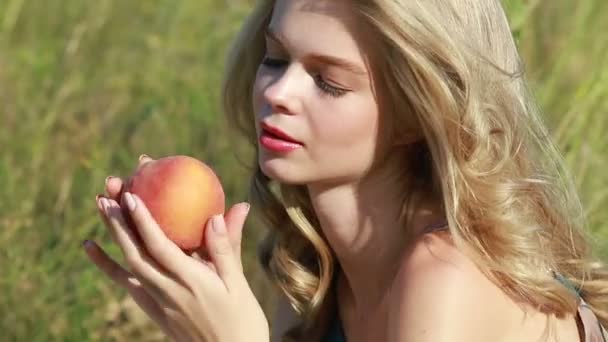 Güzel Gülümseyen Genç Bir Kadın Çimlerin Üzerinde Uzanıyor Elma Meyvesi — Stok video