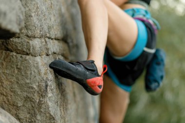 Fitness, ekstrem spor ve sağlıklı yaşam tarzı konsepti - Kaya tırmanışçısı kendi rotasında, alttaki manzarası ön planda olmak üzere