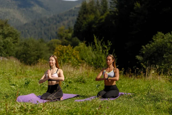 Las Mujeres Fitness Triángulo Posan Mientras Practican Yoga Parque Mujeres — Foto de Stock