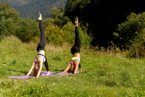Las Mujeres Fitness Triángulo Posan Mientras Practican Yoga Parque Mujeres — Foto de Stock