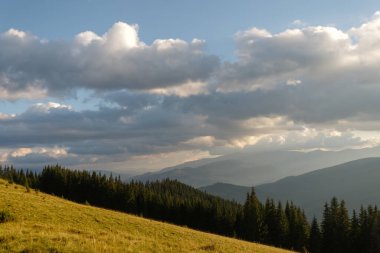 Dağlarda yaz manzarası ve bulutlu koyu mavi gökyüzü. Romanya 'daki Güney Karpatlar' ın bir parçası olan Bucegi Dağları 'ndan manzara çok sisli bir günde
