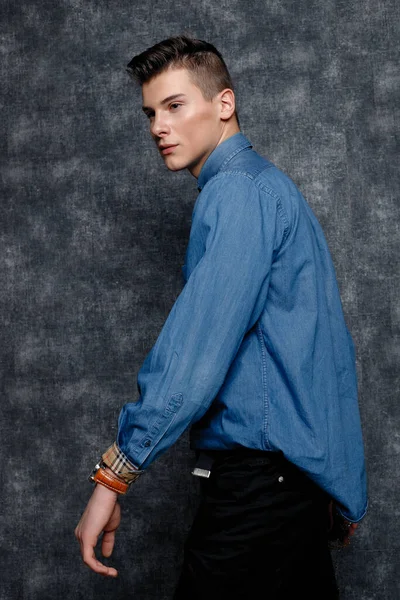 Mężczyzna Jeansowej Koszuli Ręce Biodrach Szare Tło Koncepcja Stylu Życia — Zdjęcie stockowe
