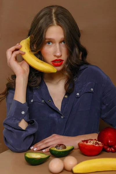 Mujer Joven Grupo Frutas Concepto Salud Nutrición Saludable Sitshabla Plátano — Foto de Stock