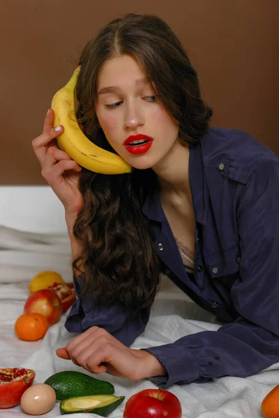 Mujer Joven Grupo Frutas Concepto Salud Nutrición Saludable Mentiras Habla — Foto de Stock