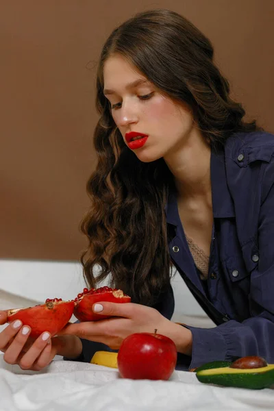 Giovane Donna Gruppo Frutta Concetto Sanità Nutrizione Sana Con Mano — Foto Stock
