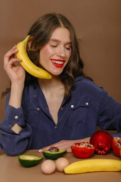 Mujer Joven Grupo Frutas Concepto Salud Nutrición Saludable Sitshabla Plátano — Foto de Stock