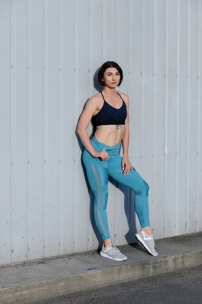 Mujer Joven Dura Deportes Lleva Mirando Fijamente Cámara Deportiva Tomando — Foto de Stock