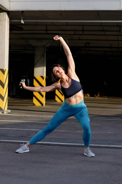 Mujer Joven Fuerte Estirándose Con Saltar Fitness Atleta Femenina Haciendo — Foto de Stock