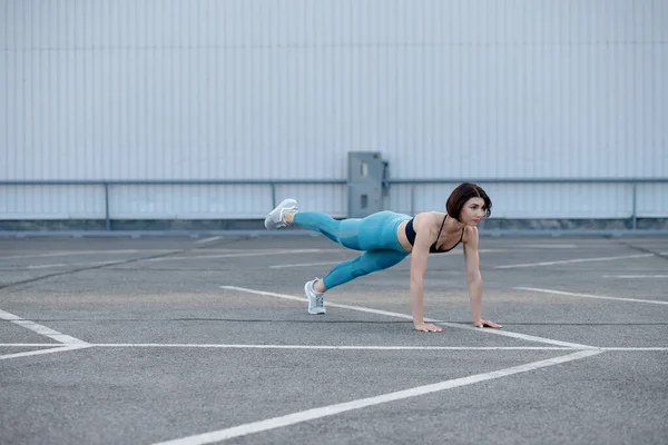 Mujer Musculosa Joven Haciendo Ejercicio Núcleo Fit Hembra Haciendo Flexiones — Foto de Stock