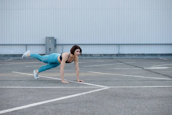 Mujer Musculosa Joven Haciendo Ejercicio Núcleo Fit Hembra Haciendo Flexiones —  Fotos de Stock