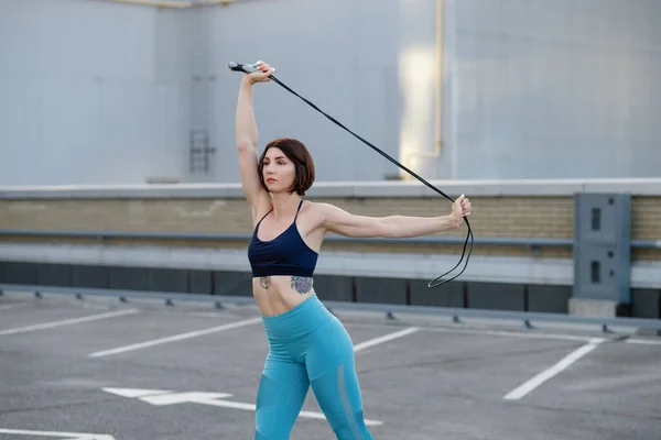 Mujer Joven Fuerte Estirándose Con Saltar Fitness Atleta Femenina Haciendo — Foto de Stock