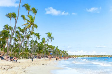 Punta Cana, Dominik Cumhuriyeti - Aralık, 2017: turist rahatlatıcı sunny Beach