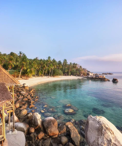 Pôr do sol asiático paraíso de praia tropical na Tailândia — Fotografia de Stock