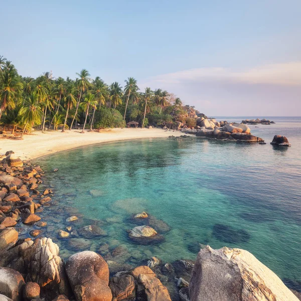 Pôr do sol asiático paraíso de praia tropical na Tailândia — Fotografia de Stock