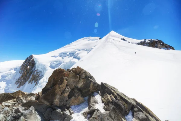 Výlet na vrchol hory Mont Blanc ve francouzských Alpách — Stock fotografie