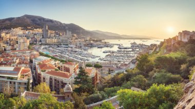 Yukarıdan Monaco adlı gündoğumu güneşli yaz gününde