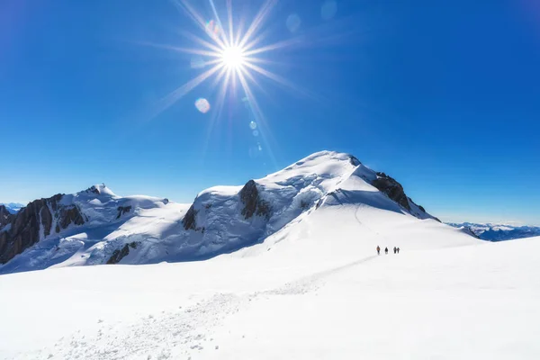 Πεζοπορία στην κορυφή του βουνού Mont Blanc στις γαλλικές Άλπεις — Φωτογραφία Αρχείου