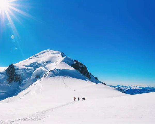 Πεζοπορία στην κορυφή του βουνού Mont Blanc στις γαλλικές Άλπεις — Φωτογραφία Αρχείου