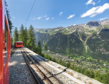 Yaz aylarında yüksek French Alps için seyahat