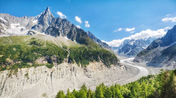 Viajando para belos Alpes franceses no verão — Fotografia de Stock