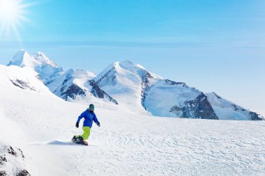 Güneşli günde Alpleri'nde kış snowboard etkinliği