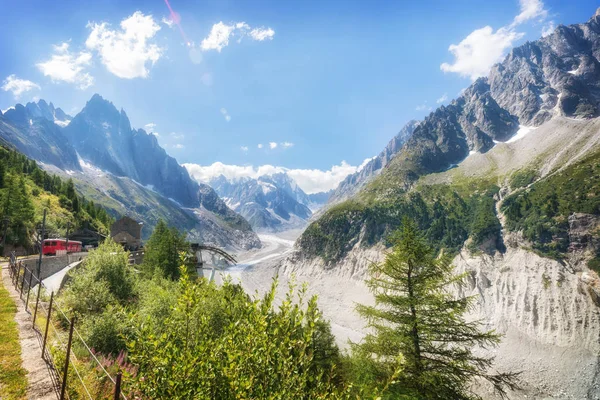 Viajando para altos Alpes franceses no verão — Fotografia de Stock
