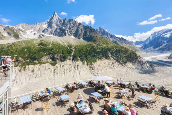 Voyager dans les belles Alpes françaises en été — Photo