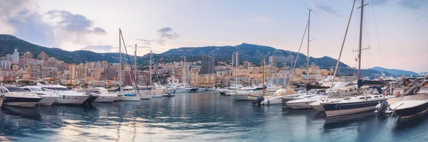 Hiçbir insan ile Monaco promenade üzerinde akşam