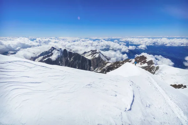 A Mont Blanc-hegyre, a francia Alpok tetejére trekking — Stock Fotó