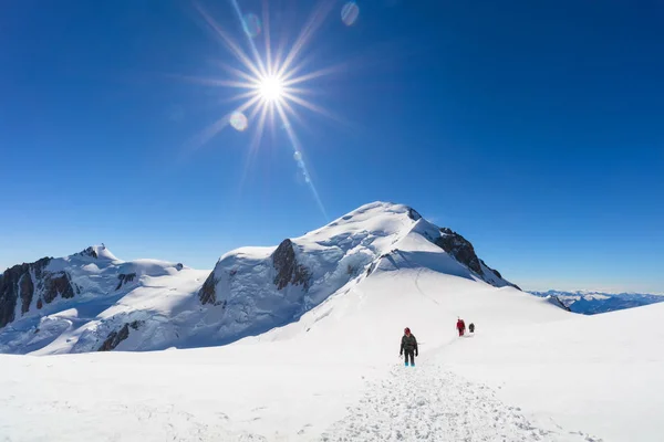 A Mont Blanc-hegyre, a francia Alpok tetejére trekking — Stock Fotó