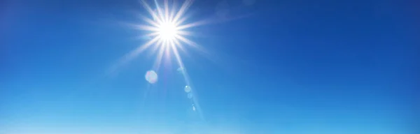 Небесный фон с солнечными лучами на ярко-голубом небе — стоковое фото