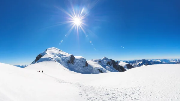 Trekking to the top of Mont Blanc mountain in French Alps — Stock Photo, Image