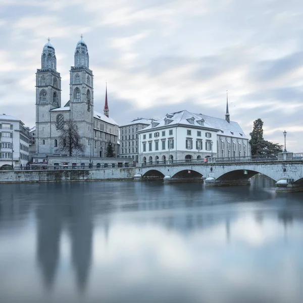 Óváros Zürichben télen, Nézd a folyó — Stock Fotó
