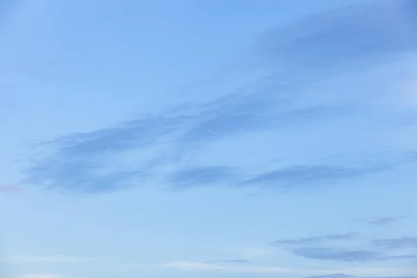 Cielo sfondo con belle nuvole sul cielo blu brillante — Foto Stock