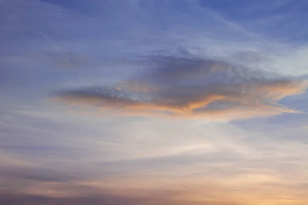 Cielo fondo con bonitas nubes en el cielo azul brillante — Foto de Stock