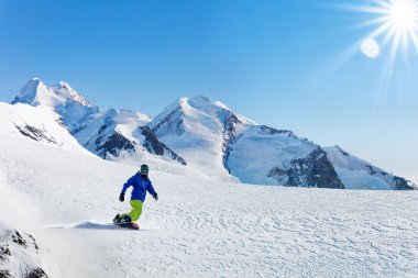 Güneşli günde Alpleri'nde kış snowboard etkinliği
