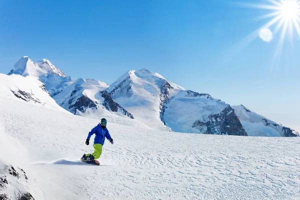 Winter snowboarding activity on sunny day in Alps — Stock Photo, Image