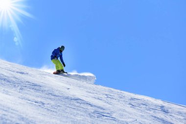 Güneşli günde Alpleri'nde kış snowboard etkinliği