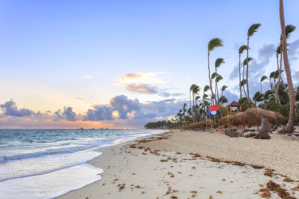 Vacaciones en República Dominicana. Sunset playa de arena — Foto de Stock