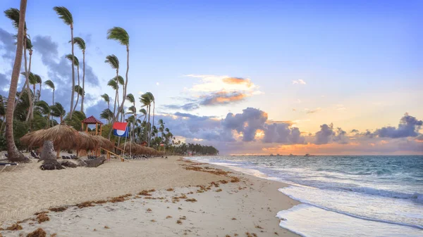 Vacaciones en República Dominicana. Sunset playa de arena — Foto de Stock