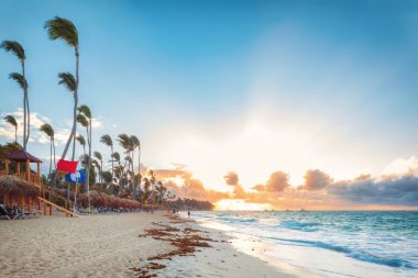 Tatil Dominik Cumhuriyeti. Günbatımı kumlu plaj