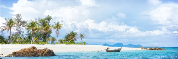 Praia tropical asiática paraíso na Tailândia — Fotografia de Stock