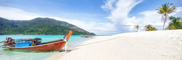 Praia tropical asiática paraíso na Tailândia — Fotografia de Stock