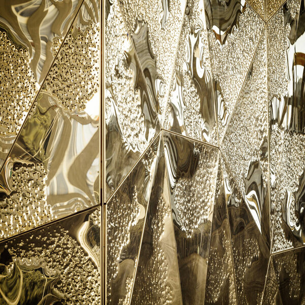 Абстрактный фон блестящих металлических многоугольных фигур
