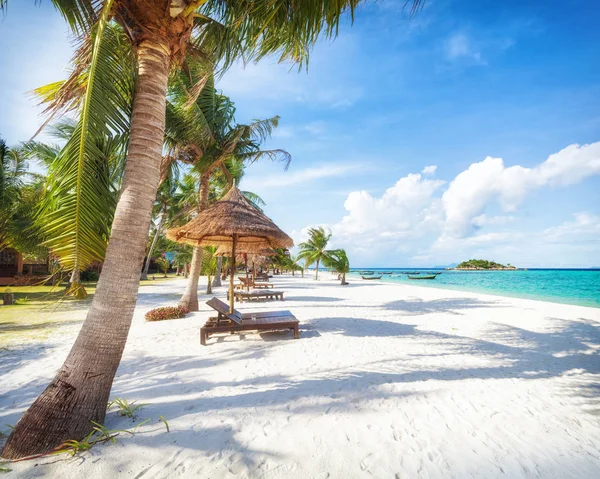 Praia tropical asiática paraíso na Tailândia — Fotografia de Stock