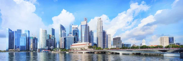 Skyline centrale di Singapore. Torri finanziarie e ponte di azionamento Esplanade — Foto Stock