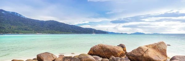 Asiatico tropicale spiaggia paradiso in thailandia — Foto Stock