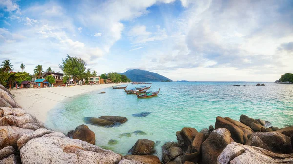 Panorama de praia paradisíaca asiática na Tailândia — Fotografia de Stock