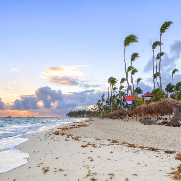 Vacaciones en República Dominicana. Sunset playa de arena — Foto de Stock